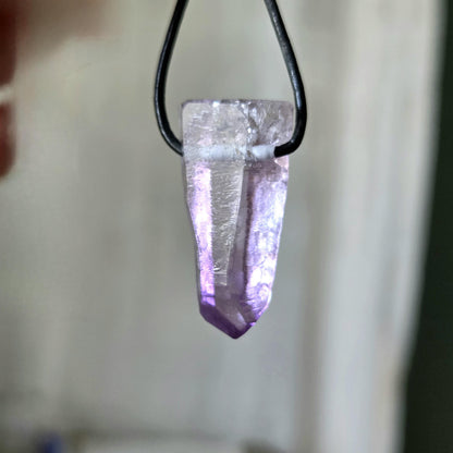 Erstklassiger Vera Cruz Amethyst Kristall Spitze Rohstein Healing Crystal mit yin code, Heilkristall , gebohrt an verstellbarem Lederband
