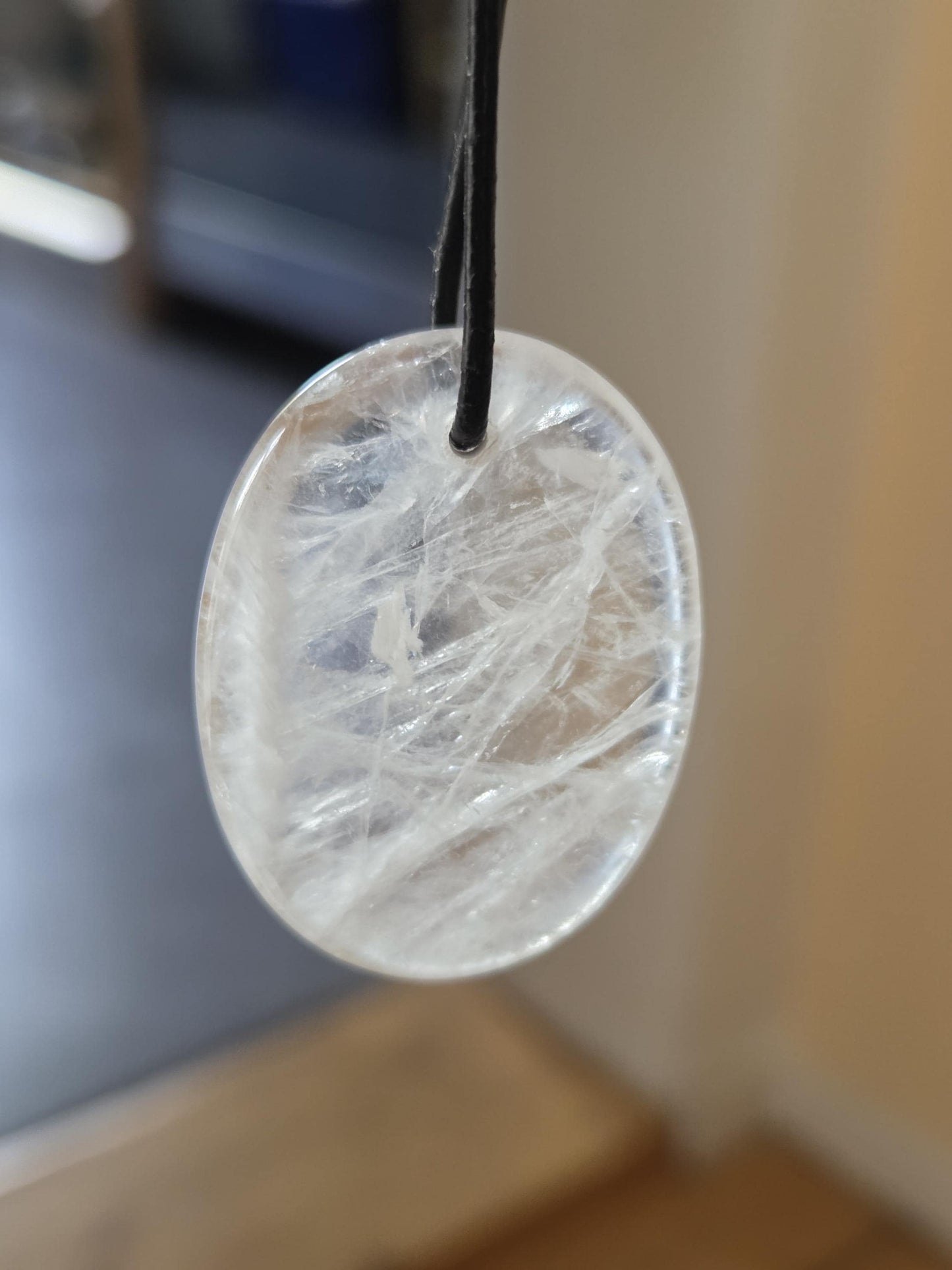 Bergkristall Daumenstein Quarz Anhänger, "worry stone förmig", 40 x 30 x 6 mm, gebohrt, an verstellbarem Lederband