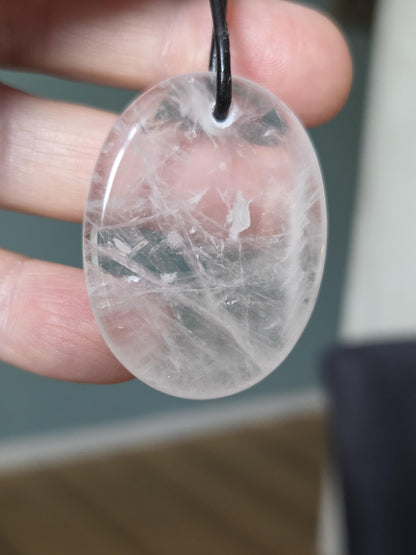 Bergkristall Daumenstein Quarz Anhänger, "worry stone förmig", 40 x 30 x 6 mm, gebohrt, an verstellbarem Lederband