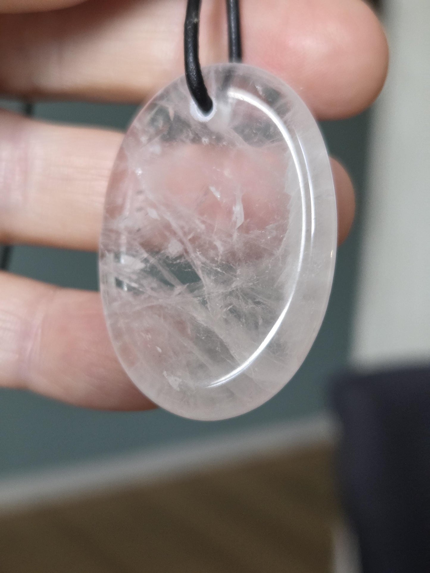 Bergkristall Daumenstein Quarz Anhänger, "worry stone förmig", 40 x 30 x 6 mm, gebohrt, an verstellbarem Lederband
