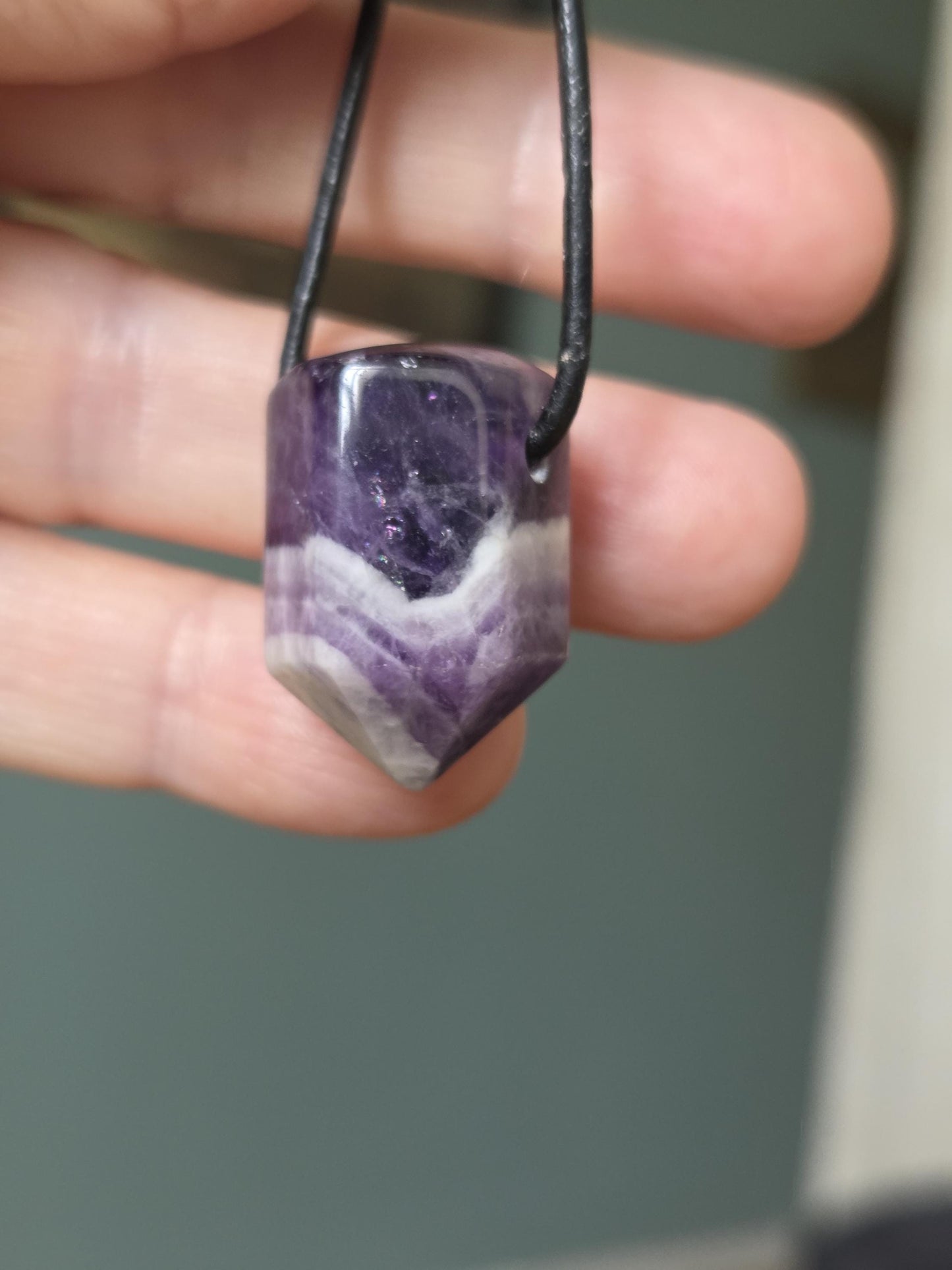 Amethyst Kristall Spitze, Healing Crystal, Heilkristall, 26 x 16 x 18 mm, gebohrt, an verstellbarem Lederband, Chevron Amethyst