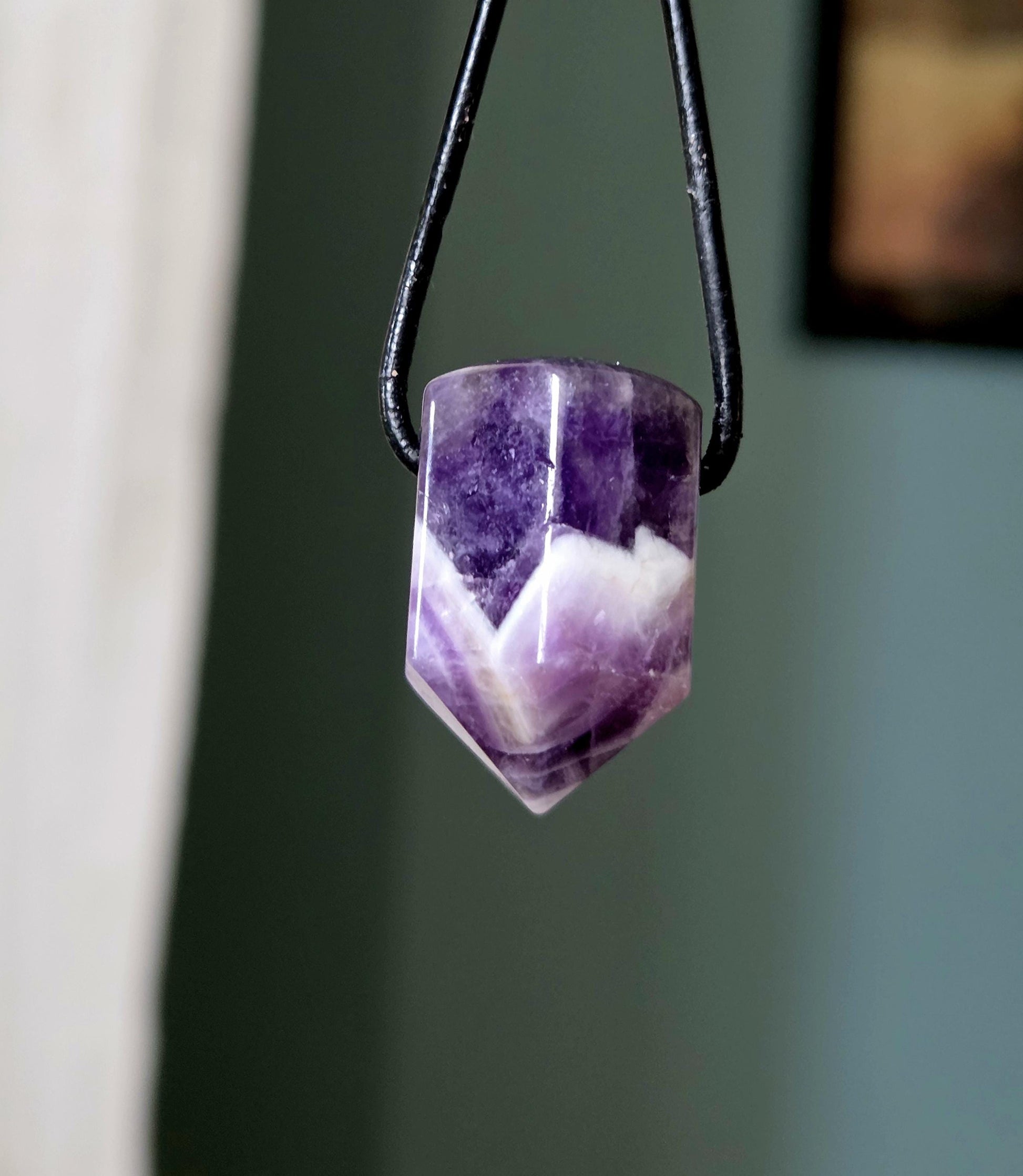 Amethyst Kristall Spitze, Healing Crystal, Heilkristall, 26 x 16 x 18 mm, gebohrt, an verstellbarem Lederband, Chevron Amethyst