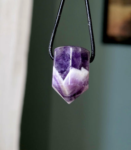 Amethyst Kristall Spitze, Healing Crystal, Heilkristall, 26 x 16 x 18 mm, gebohrt, an verstellbarem Lederband, Chevron Amethyst