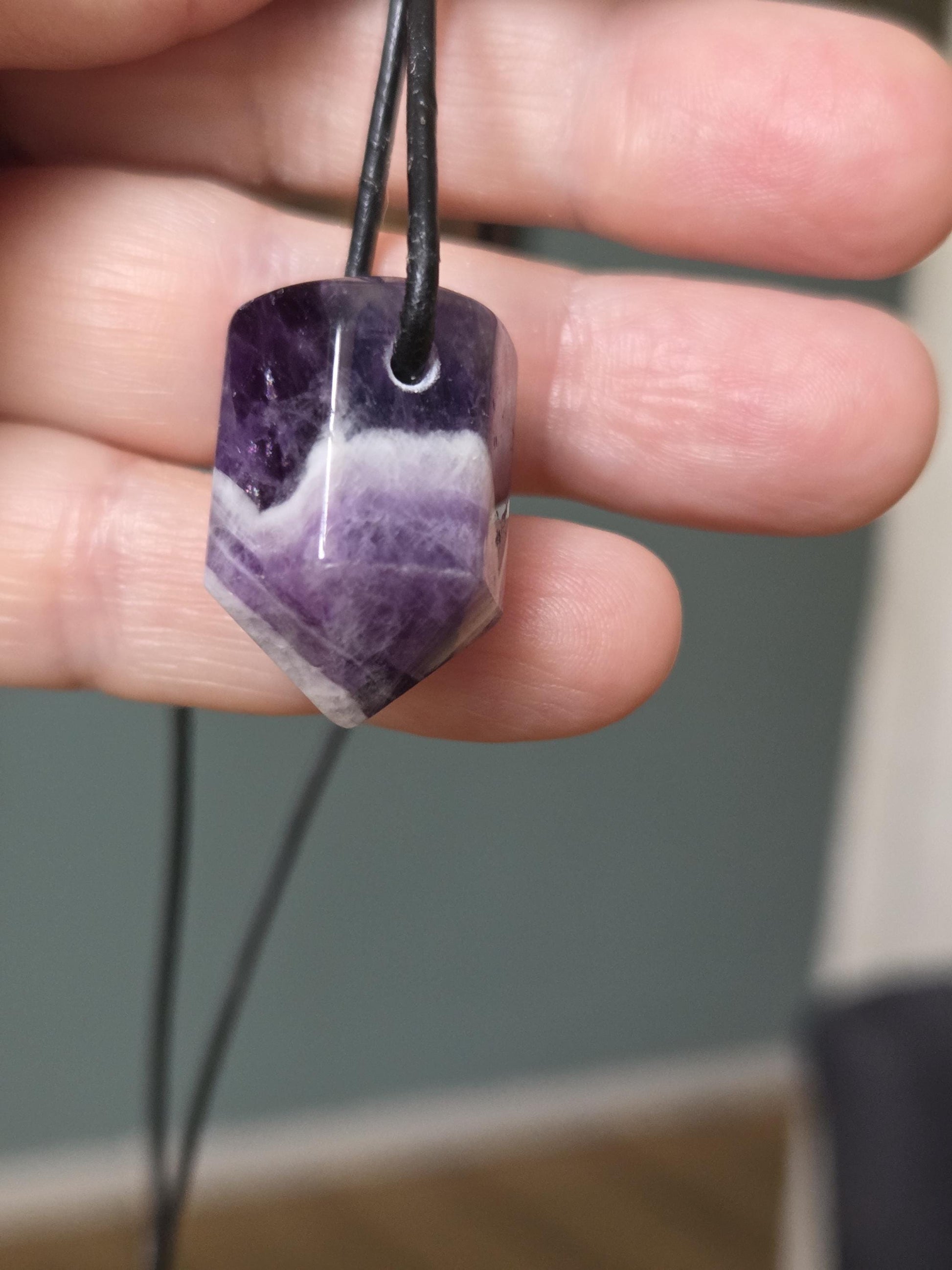 Amethyst Kristall Spitze, Healing Crystal, Heilkristall, 26 x 16 x 18 mm, gebohrt, an verstellbarem Lederband, Chevron Amethyst