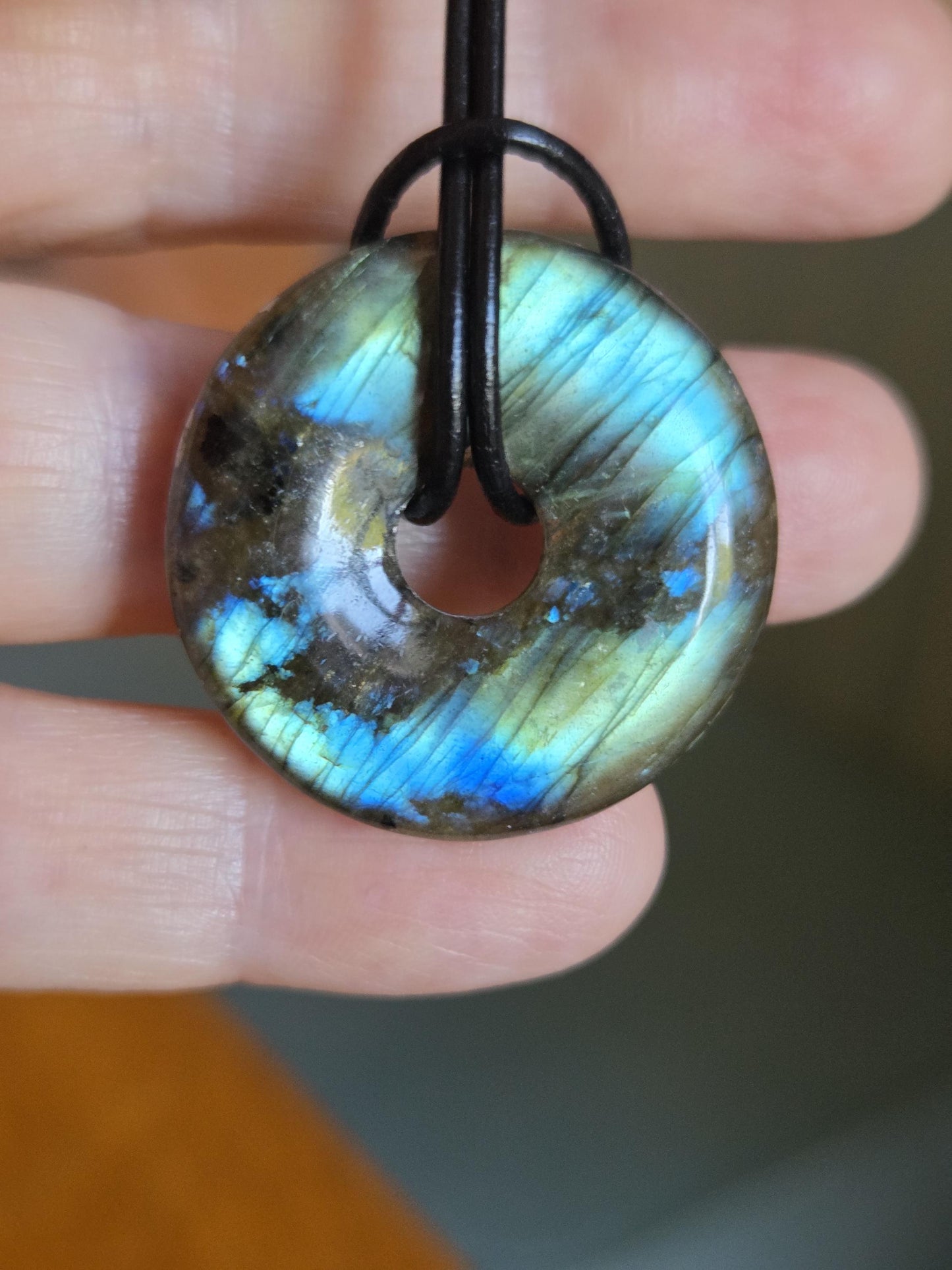 Labradorit blau grün Donut grün blauer Labradorit Anhänger, 30 x 6 mm, gebohrt, an verstellbarem Lederband