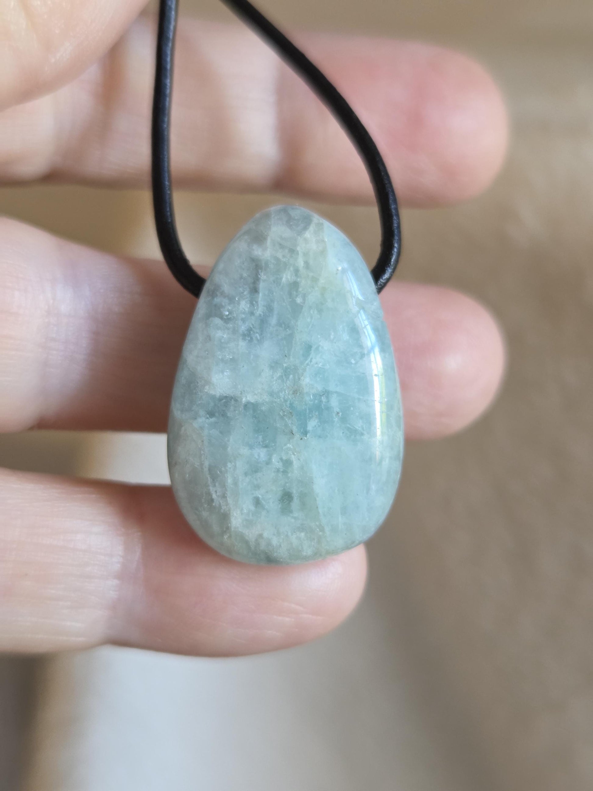 Aquamarin Anhänger, 29 x 22 x 9 mm, gebohrt, an verstellbarem Lederband