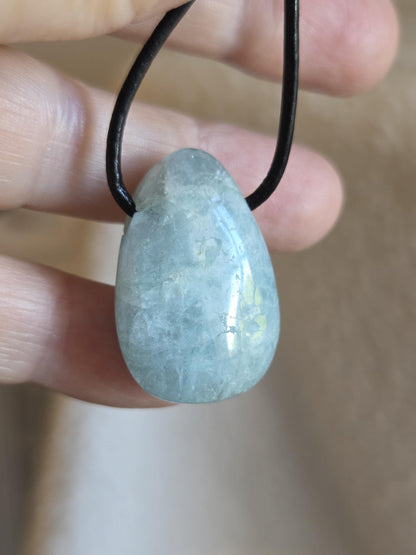 Aquamarin Anhänger, 29 x 22 x 9 mm, gebohrt, an verstellbarem Lederband