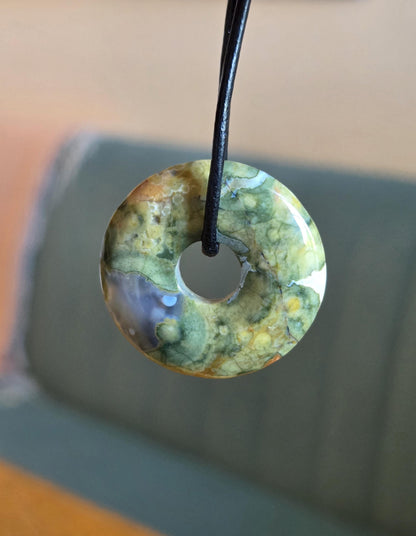 Regenwaldrhyolith Regenwald Rhyolit, Donut 30 mm, Regenwald Jaspis, Anhänger, 30 x 6 mm, gebohrt, an verstellbarem Lederband