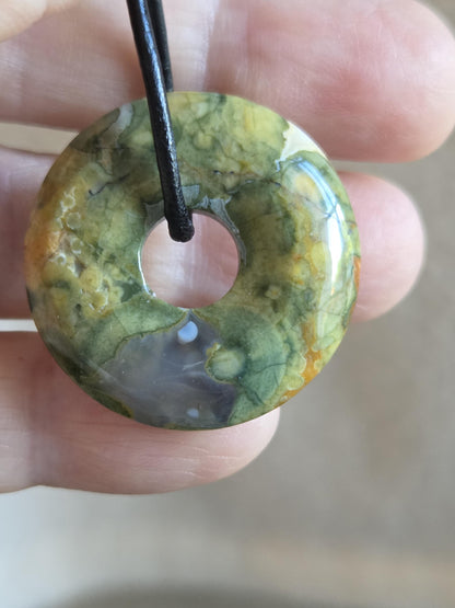 Regenwaldrhyolith Regenwald Rhyolit, Donut 30 mm, Regenwald Jaspis, Anhänger, 30 x 6 mm, gebohrt, an verstellbarem Lederband