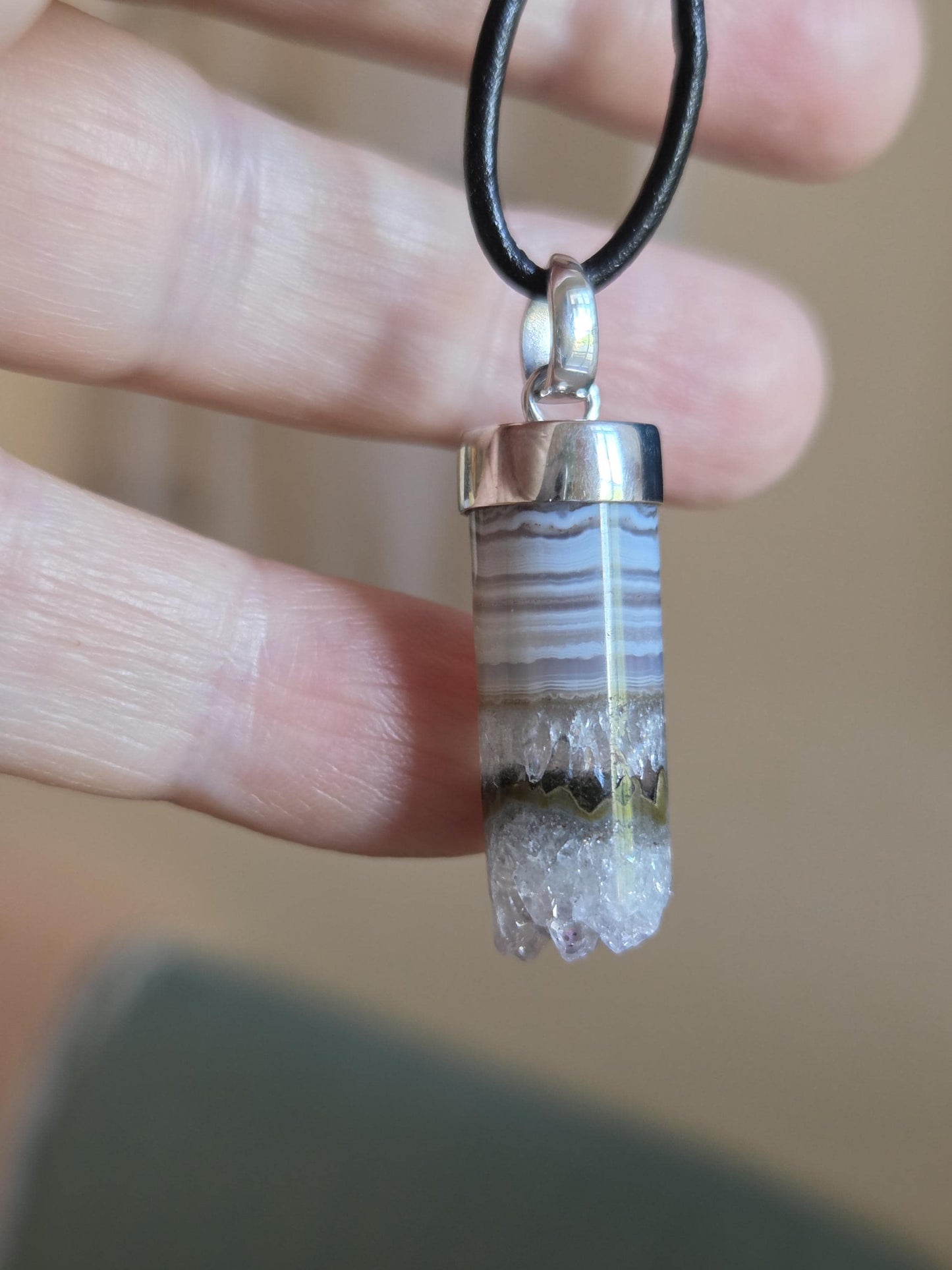 Grüner Amethyst Prasolith Vermarin Anhänger, 36 x 11 x 11 mm, an 925er Silber Öse, an verstellbarem Lederband
