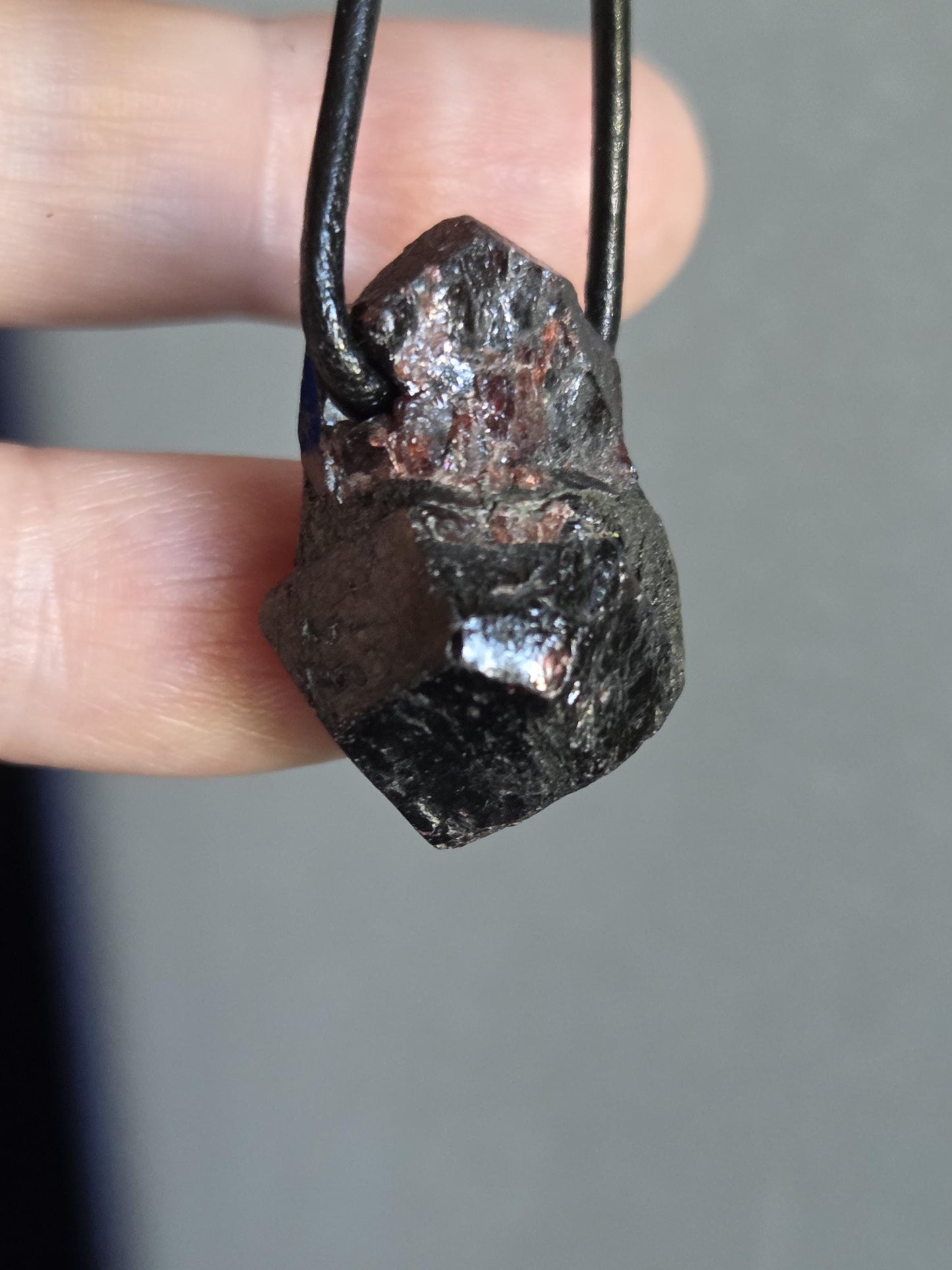 Magischer Granat rot Almandin Rohstein Anhänger, 27 x 17 x 17 mm, gebohrt, an verstellbarem Lederband