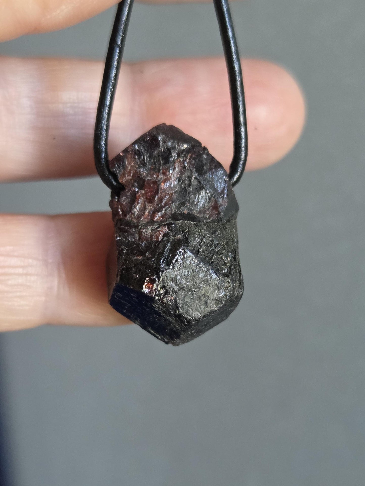 Magischer Granat rot Almandin Rohstein Anhänger, 27 x 17 x 17 mm, gebohrt, an verstellbarem Lederband