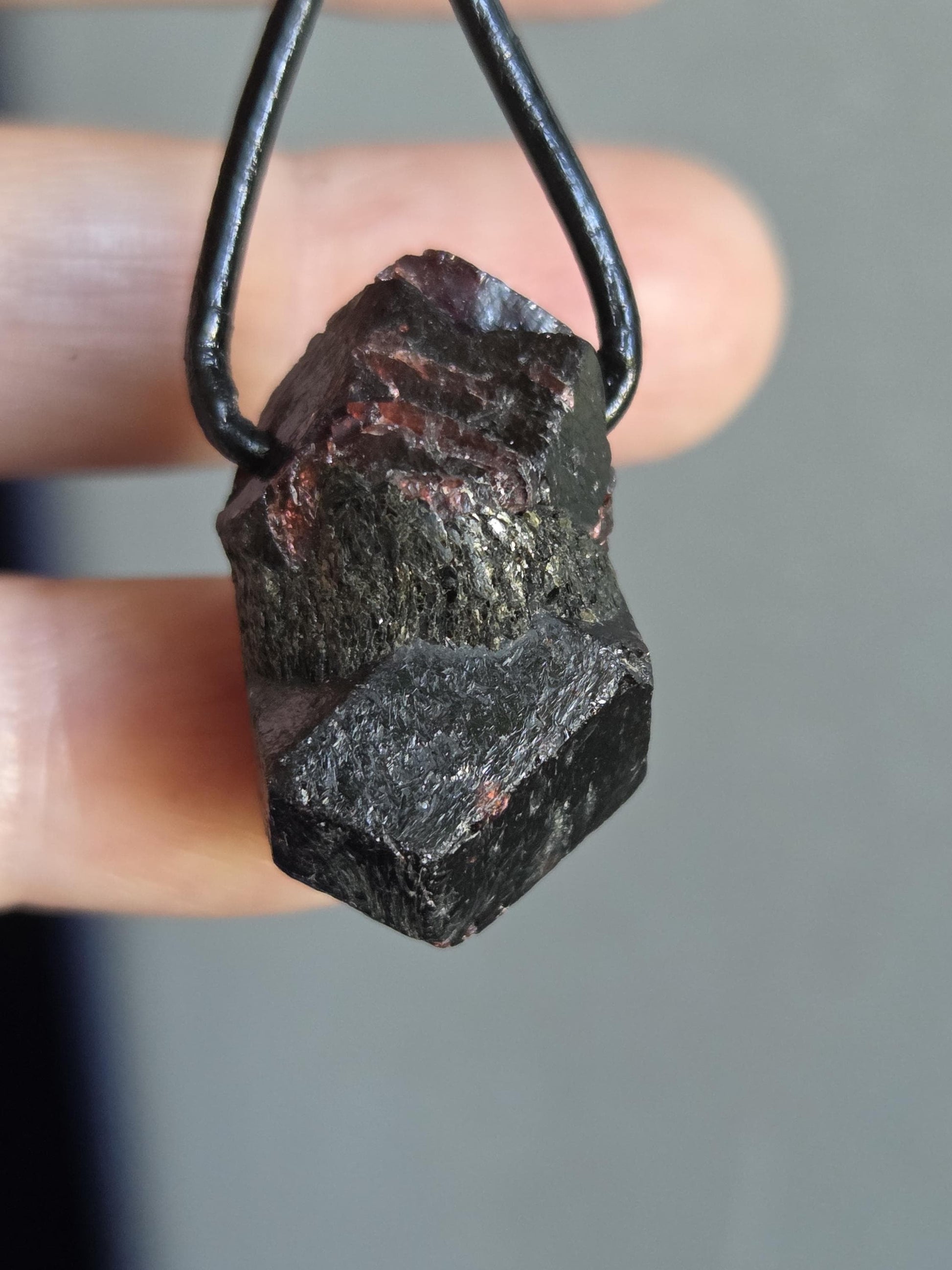 Magischer Granat rot Almandin Rohstein Anhänger, 27 x 17 x 17 mm, gebohrt, an verstellbarem Lederband