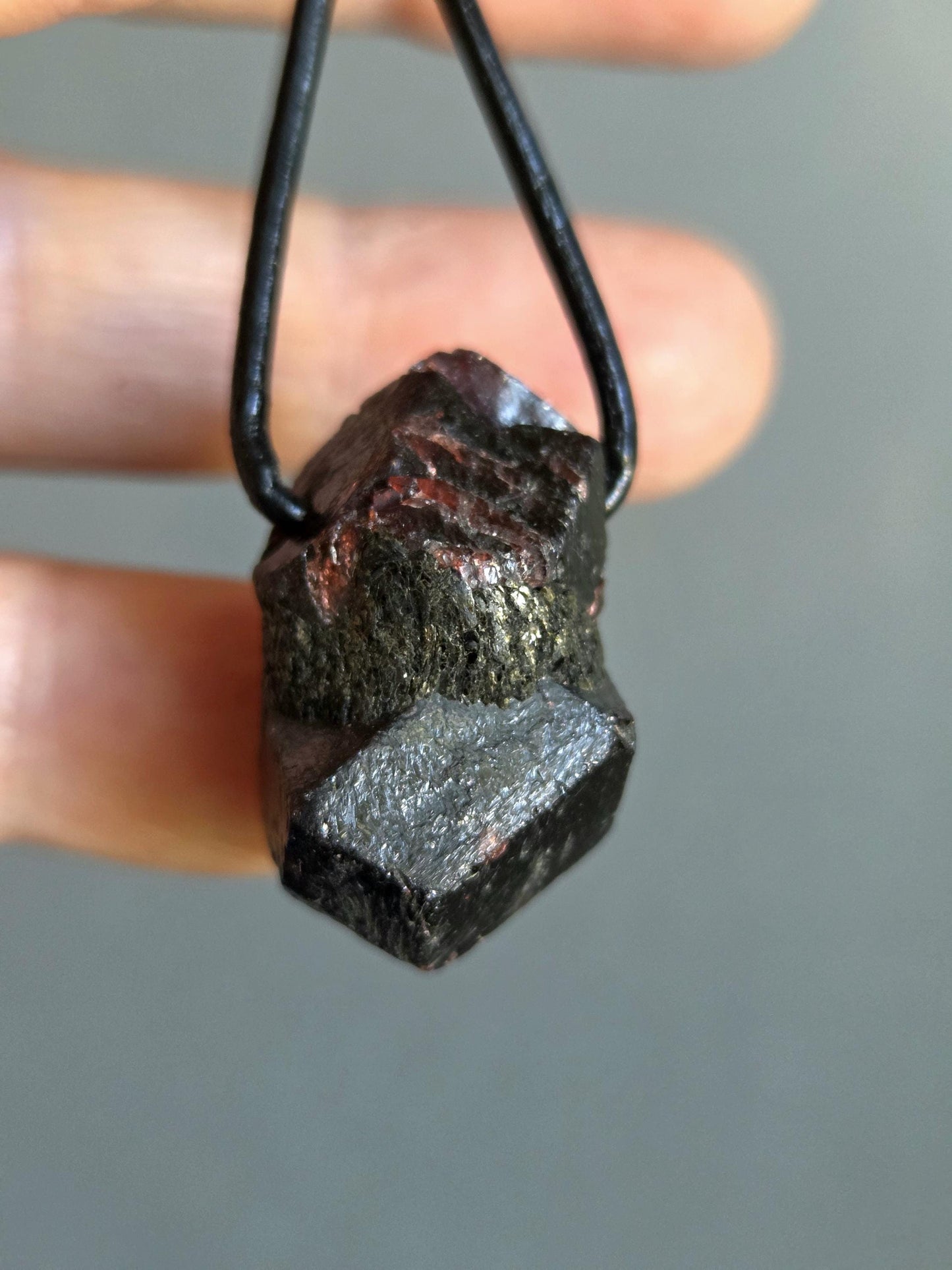 Magischer Granat rot Almandin Rohstein Anhänger, 27 x 17 x 17 mm, gebohrt, an verstellbarem Lederband