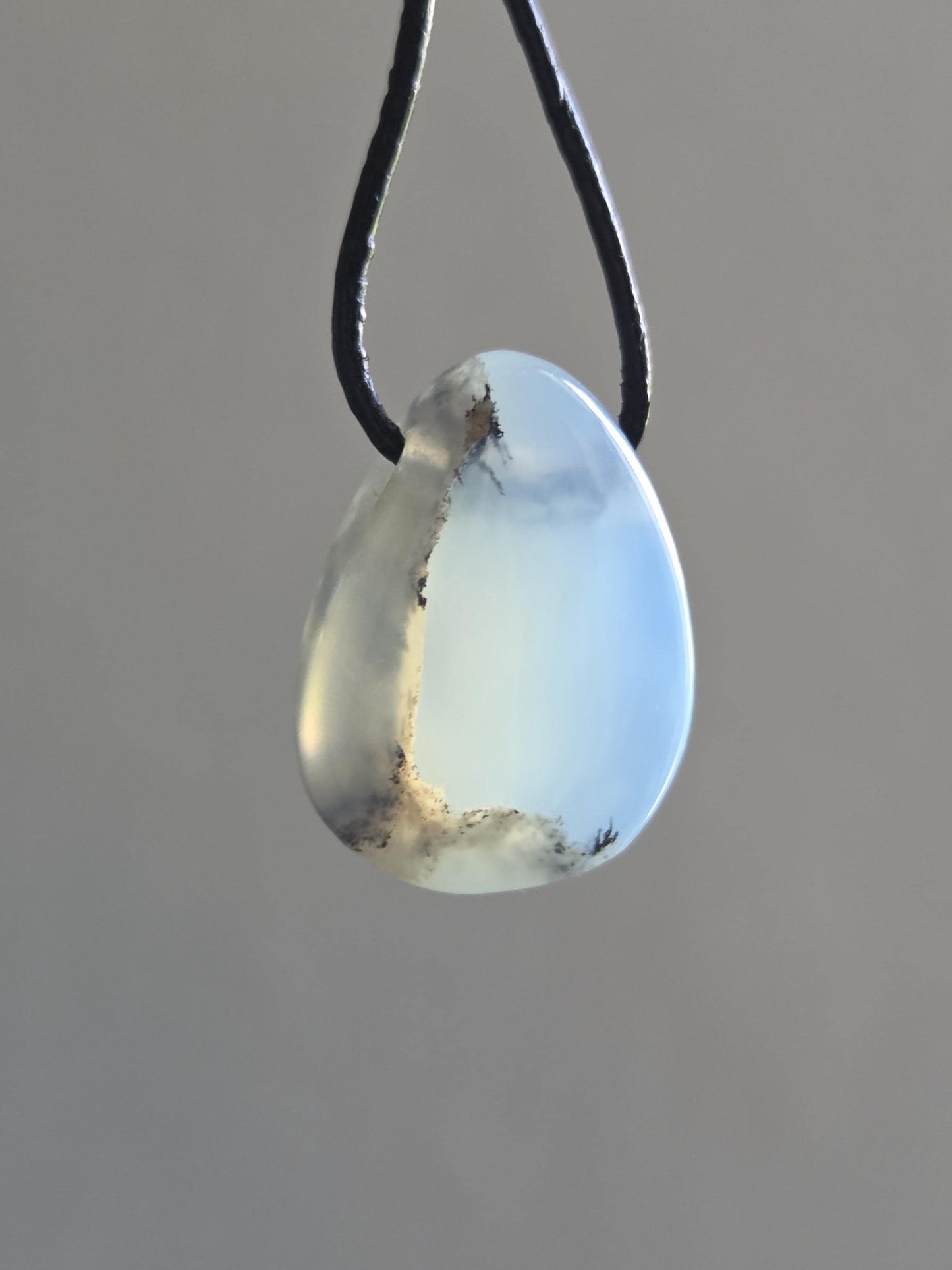 Andenopal blau hellblau beige, Chrysopal, kleiner Anhänger, 24 x 18 x 9 mm, gebohrt, an verstellbarem Lederband