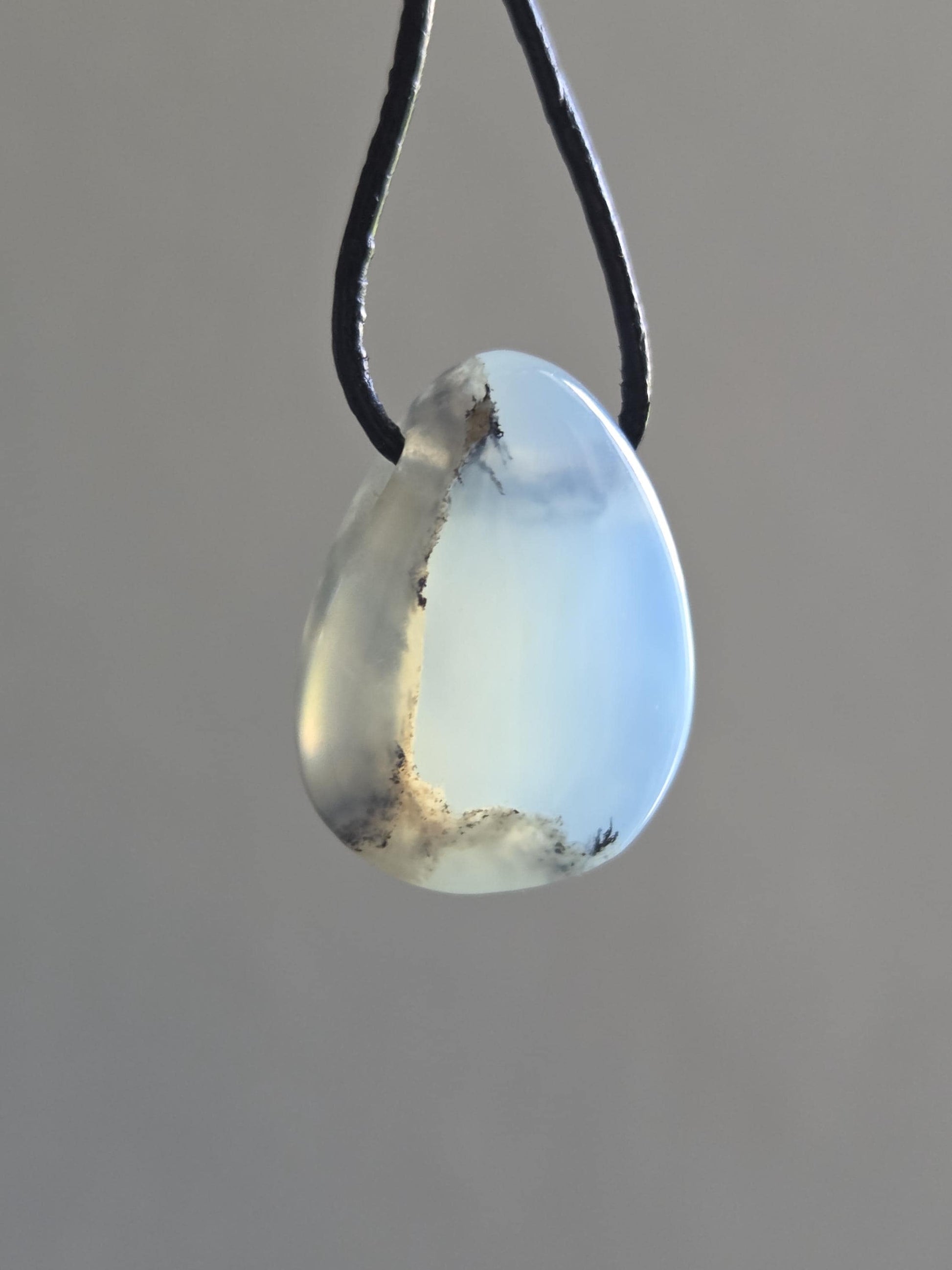 Andenopal blau hellblau beige, Chrysopal, kleiner Anhänger, 24 x 18 x 9 mm, gebohrt, an verstellbarem Lederband