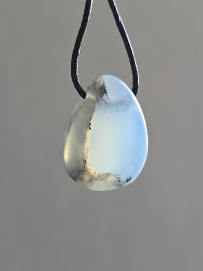 Andenopal blau hellblau beige, Chrysopal, kleiner Anhänger, 24 x 18 x 9 mm, gebohrt, an verstellbarem Lederband