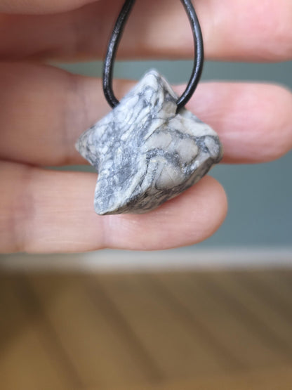Pinolith Eisblumenmagnesit Chrysanthemenstein Rohstein Anhänger, 25 x 25 x 9 mm, gebohrt, an verstellbarem Lederband