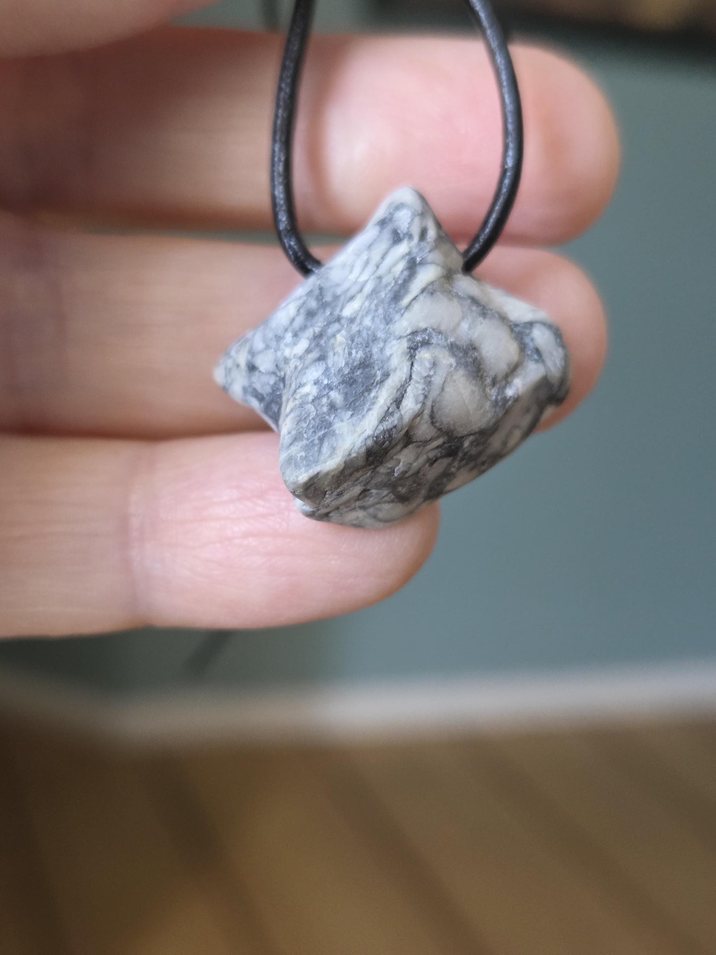 Pinolith Eisblumenmagnesit Chrysanthemenstein Rohstein Anhänger, 25 x 25 x 9 mm, gebohrt, an verstellbarem Lederband