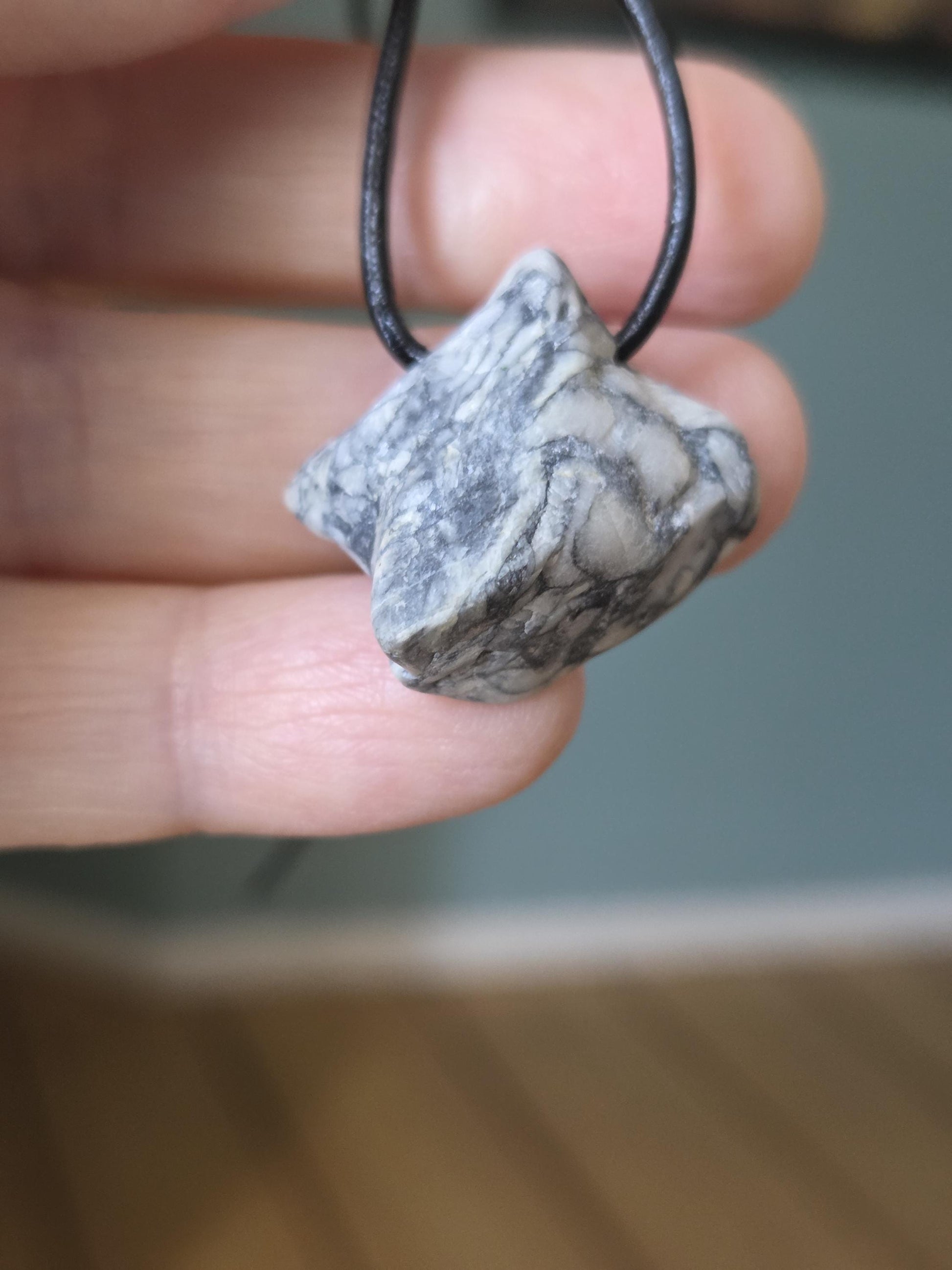Pinolith Eisblumenmagnesit Chrysanthemenstein Rohstein Anhänger, 25 x 25 x 9 mm, gebohrt, an verstellbarem Lederband