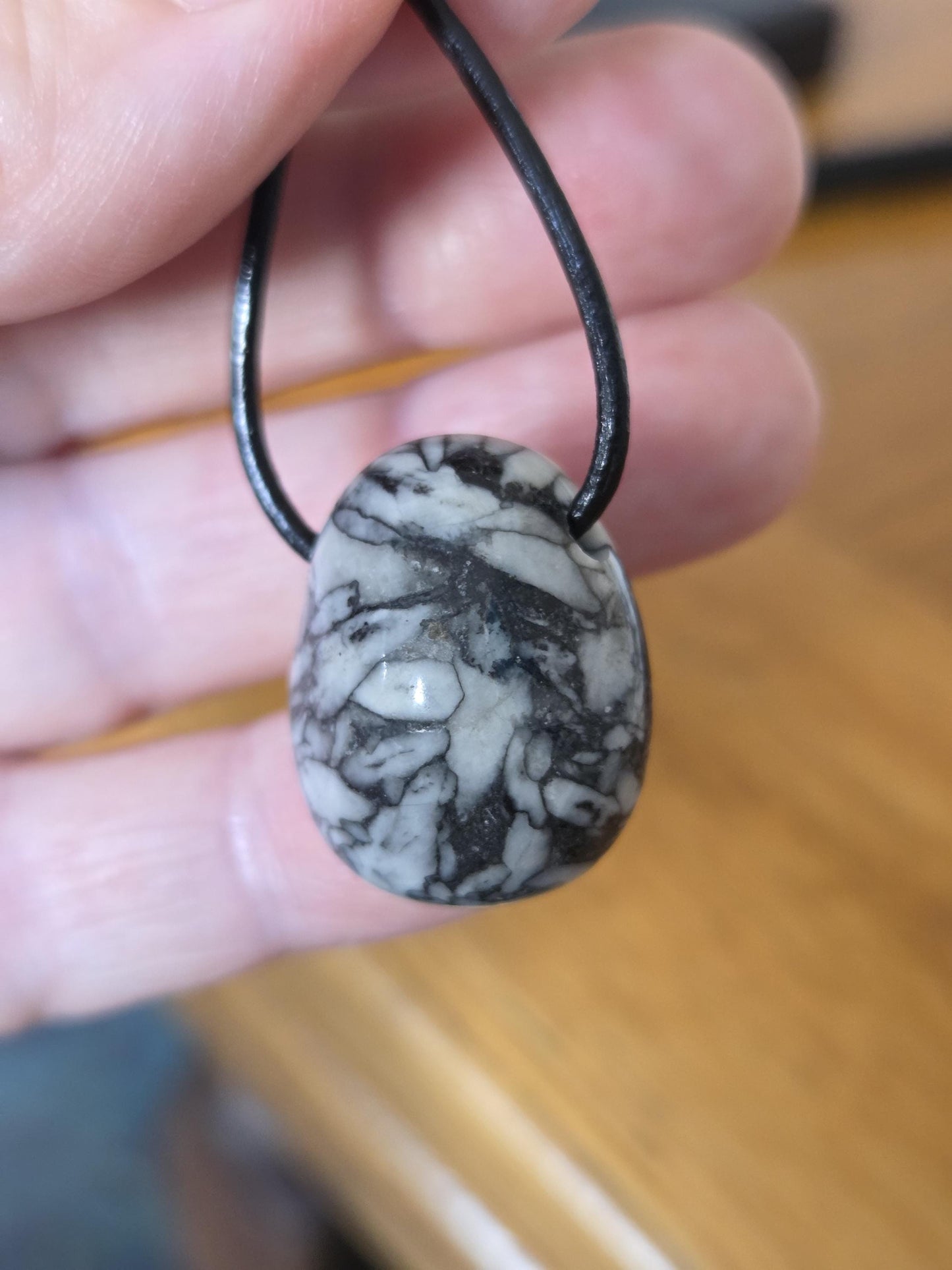 Pinolith Eisblumenmagnesit Chrysanthemenstein Anhänger, 25 x 23 x 19 mm, gebohrt, an verstellbarem Lederband
