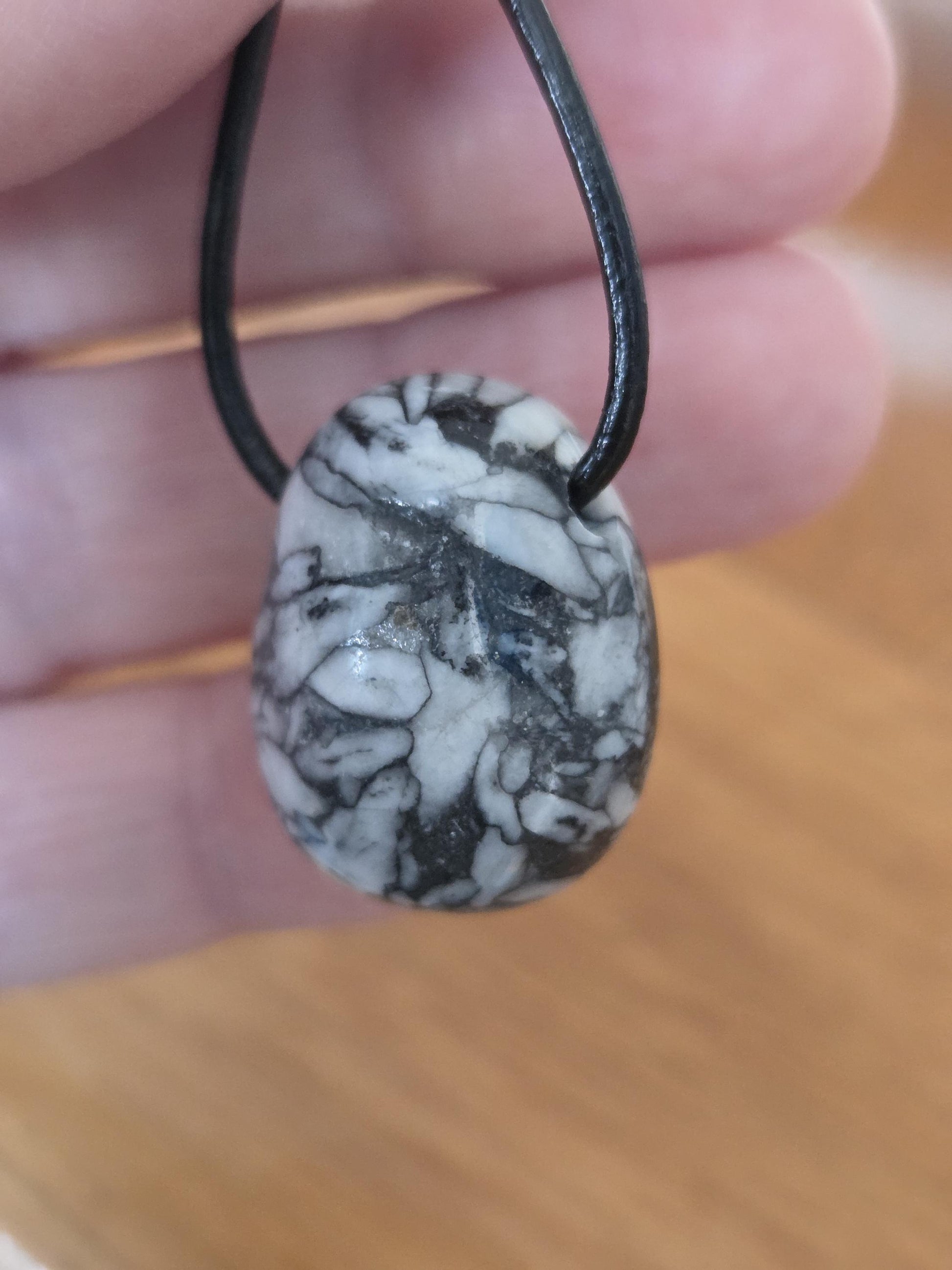 Pinolith Eisblumenmagnesit Chrysanthemenstein Anhänger, 25 x 23 x 19 mm, gebohrt, an verstellbarem Lederband