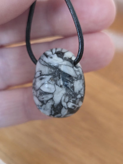 Pinolith Eisblumenmagnesit Chrysanthemenstein Anhänger, 25 x 23 x 19 mm, gebohrt, an verstellbarem Lederband