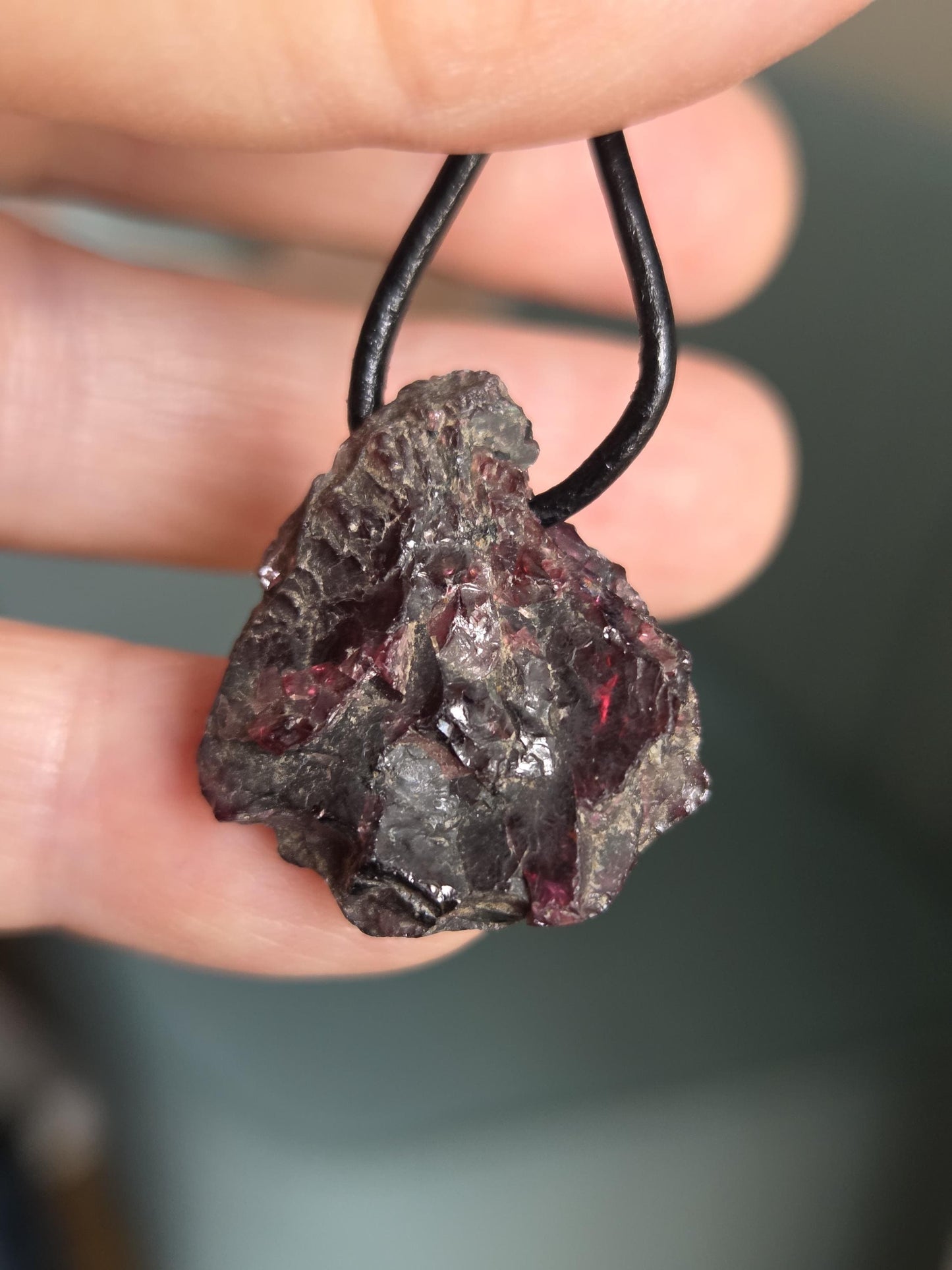 Magischer kraftvoller Granat Pyrop Rohstein Karfunkelstein Anhänger, 25 x 27 x 10 mm, gebohrt, an verstellbarem Lederband