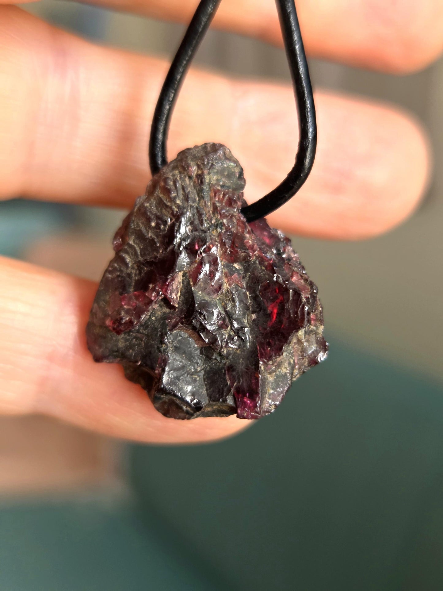Magischer kraftvoller Granat Pyrop Rohstein Karfunkelstein Anhänger, 25 x 27 x 10 mm, gebohrt, an verstellbarem Lederband