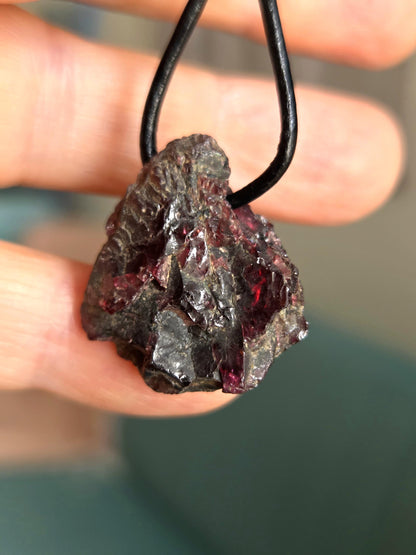 Magischer kraftvoller Granat Pyrop Rohstein Karfunkelstein Anhänger, 25 x 27 x 10 mm, gebohrt, an verstellbarem Lederband