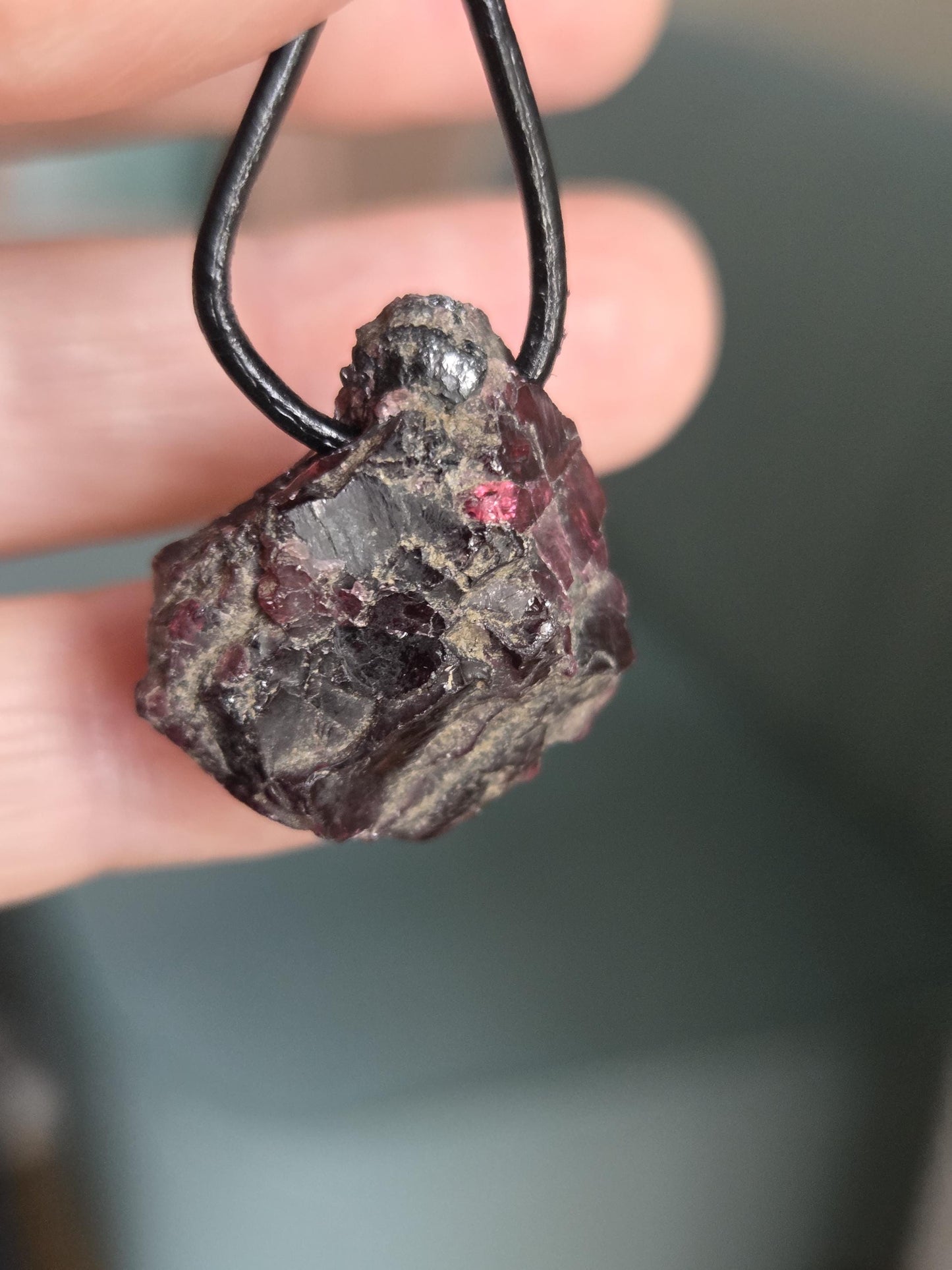 Magischer kraftvoller Granat Pyrop Rohstein Karfunkelstein Anhänger, 25 x 27 x 10 mm, gebohrt, an verstellbarem Lederband
