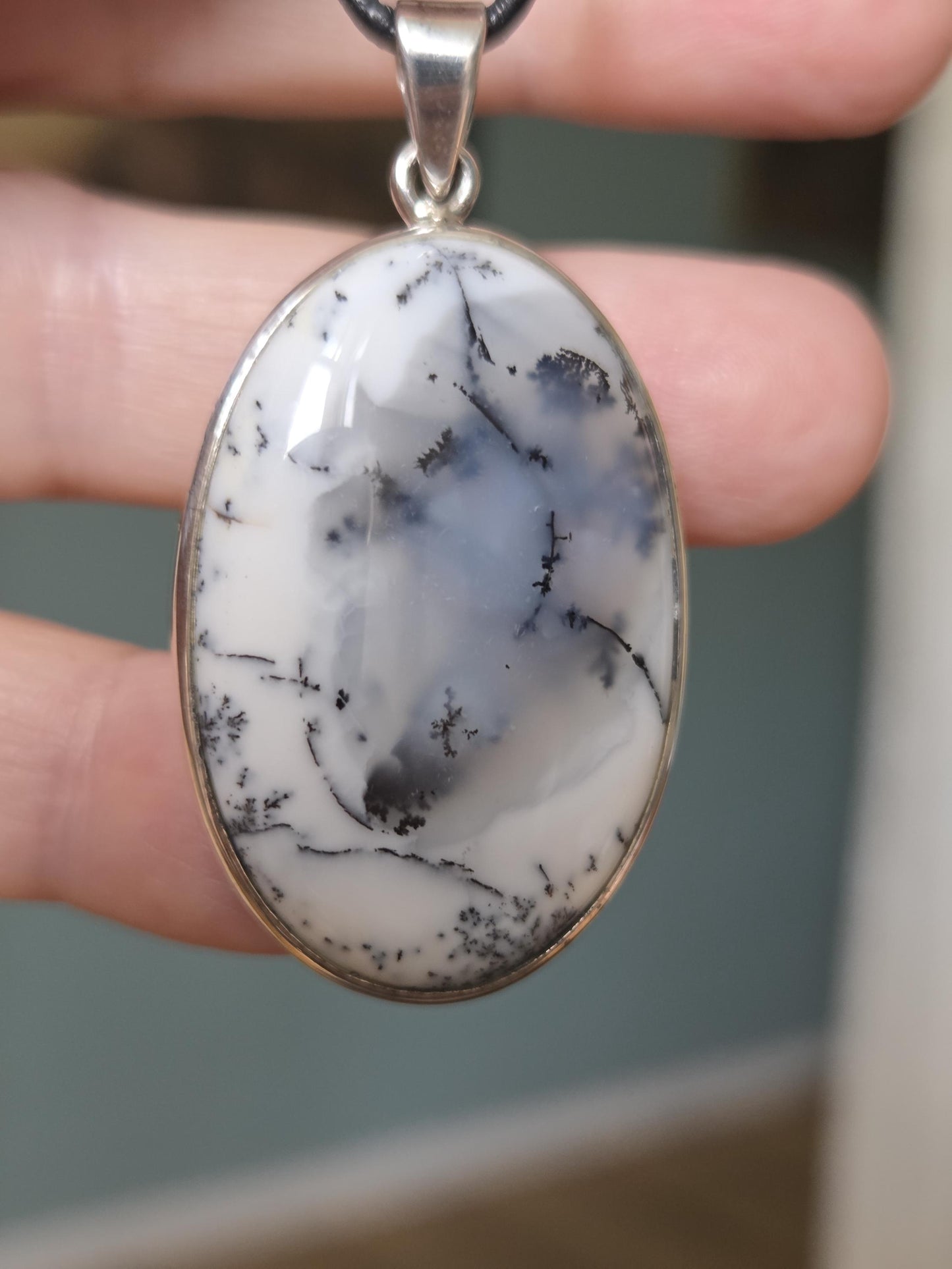 Traumhafter Dendriten Opal, Merlinit aus Madagaskar, Anhänger 47 x 25 x 8 mm, an 925er SilberÖse, an verstellbarem Lederband