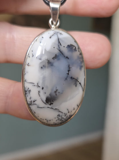 Traumhafter Dendriten Opal, Merlinit aus Madagaskar, Anhänger 47 x 25 x 8 mm, an 925er SilberÖse, an verstellbarem Lederband