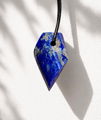 Lapislazuli Lapis Lazuli Anhänger, spiralförmig ,Stein der Engel, 35 x 22 x 10 mm, gebohrt, an verstellbarem Lederband