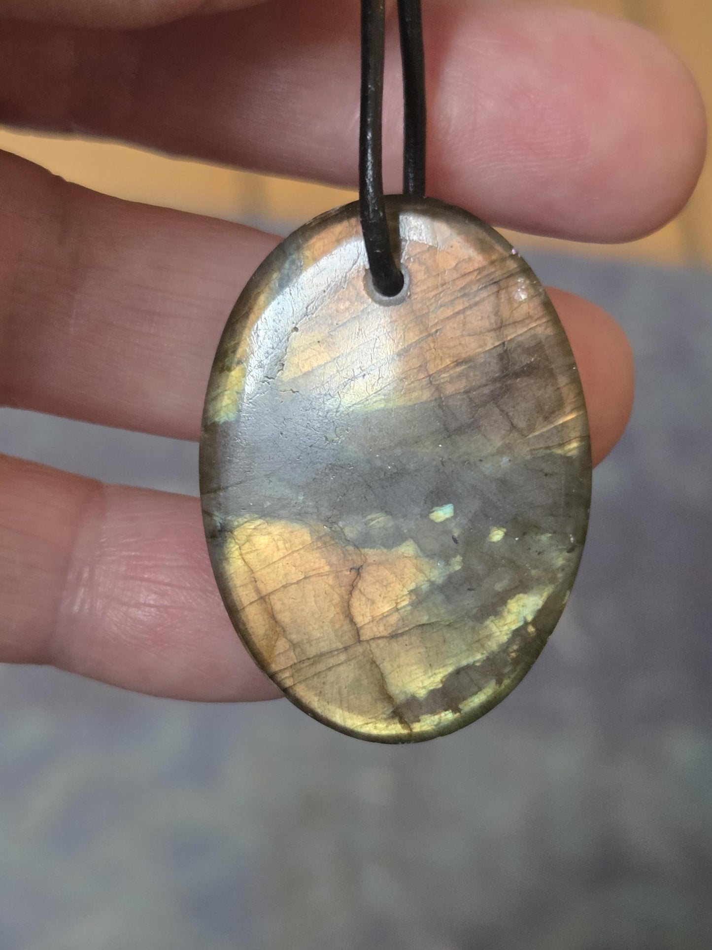 Labradorit, gold apricot, grün blau leuchtender Anhänger 37 x 28 x 7 mm, gebohrt, an verstellbarem Lederband