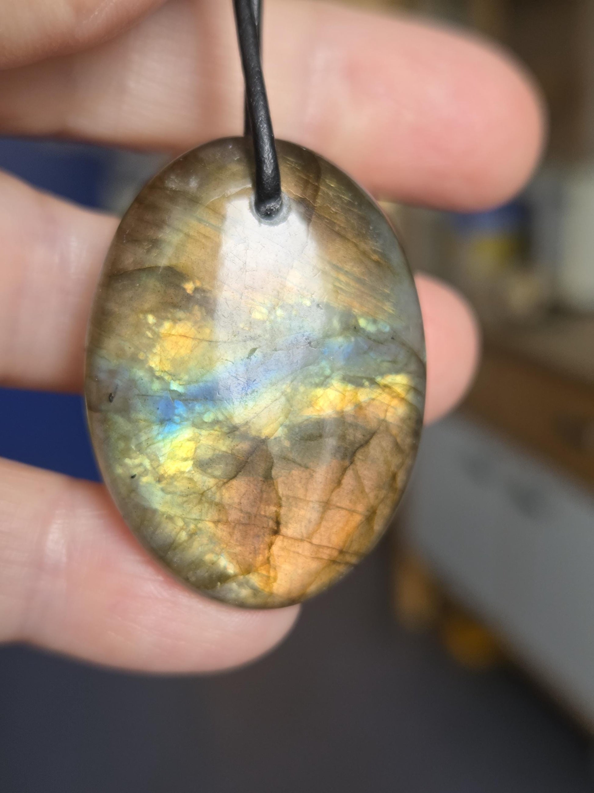 Labradorit, gold apricot, grün blau leuchtender Anhänger 37 x 28 x 7 mm, gebohrt, an verstellbarem Lederband