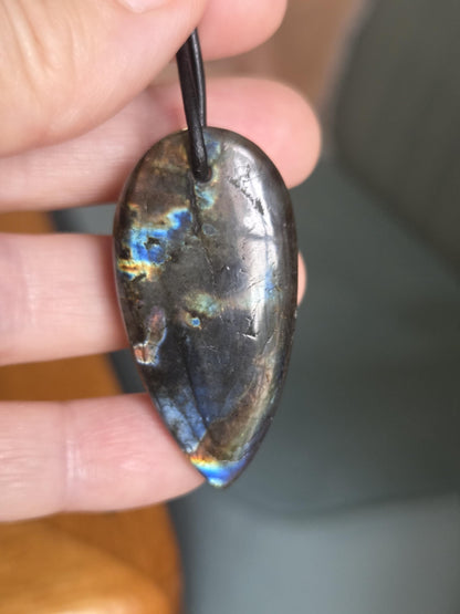Spektrolith gold, grün, blau leuchtender Labradorit Finnland, Anhänger Kette, spectrolite necklace, 46 x 23 x 6 mm, an Lederband
