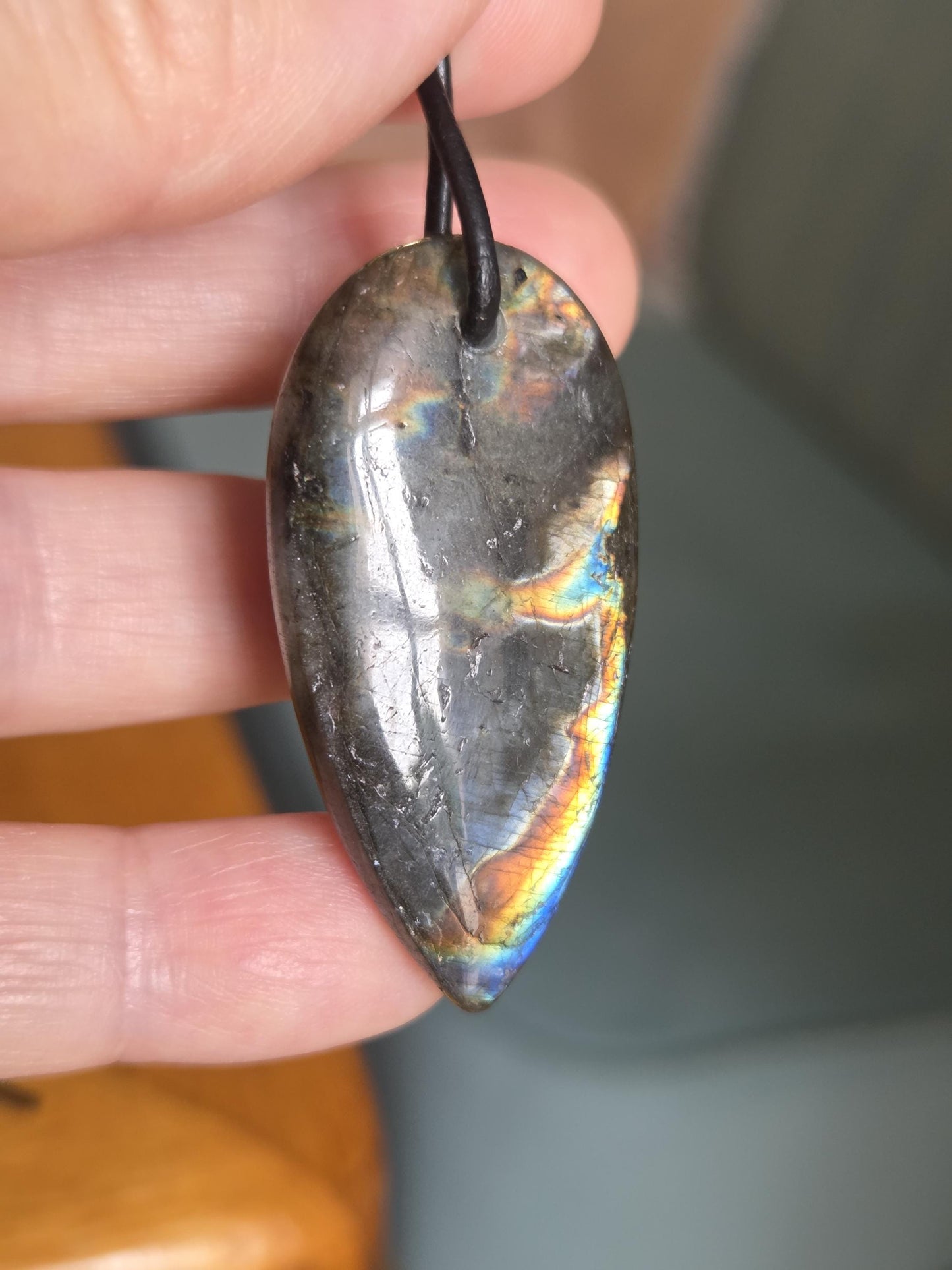 Spektrolith gold, grün, blau leuchtender Labradorit Finnland, Anhänger Kette, spectrolite necklace, 46 x 23 x 6 mm, an Lederband