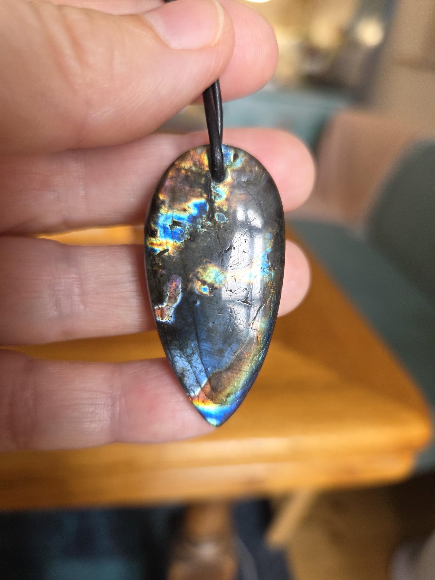 Spektrolith gold, grün, blau leuchtender Labradorit Finnland, Anhänger Kette, spectrolite necklace, 46 x 23 x 6 mm, an Lederband