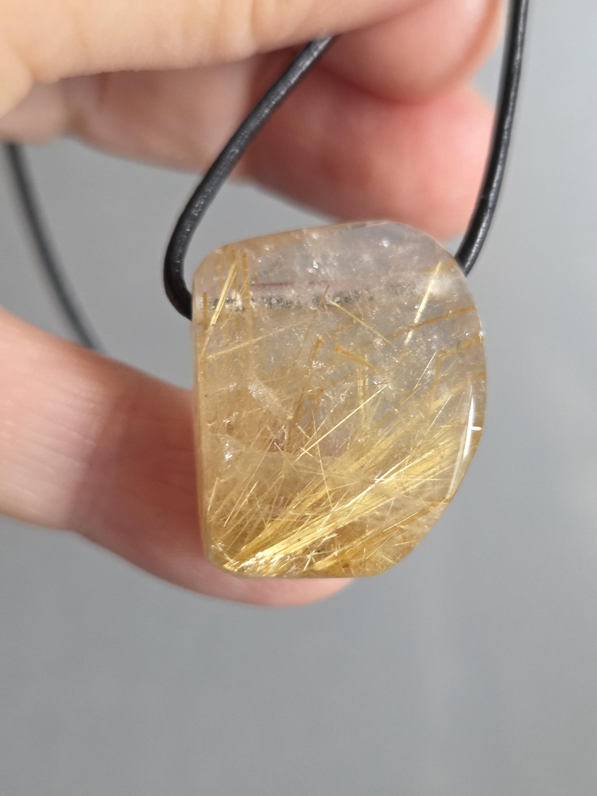 Gold Rutil Quarz Goldrutilquarz , Anhänger, 26 x 21 x 11 mm, an verstellbarem Lederband
