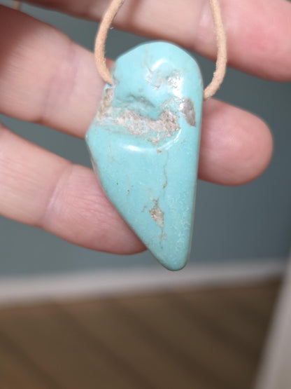 Großer Arizona Türkis Anhänger, 40 x 23 x 11 mm, gebohrt, an verstellbarem Lederband