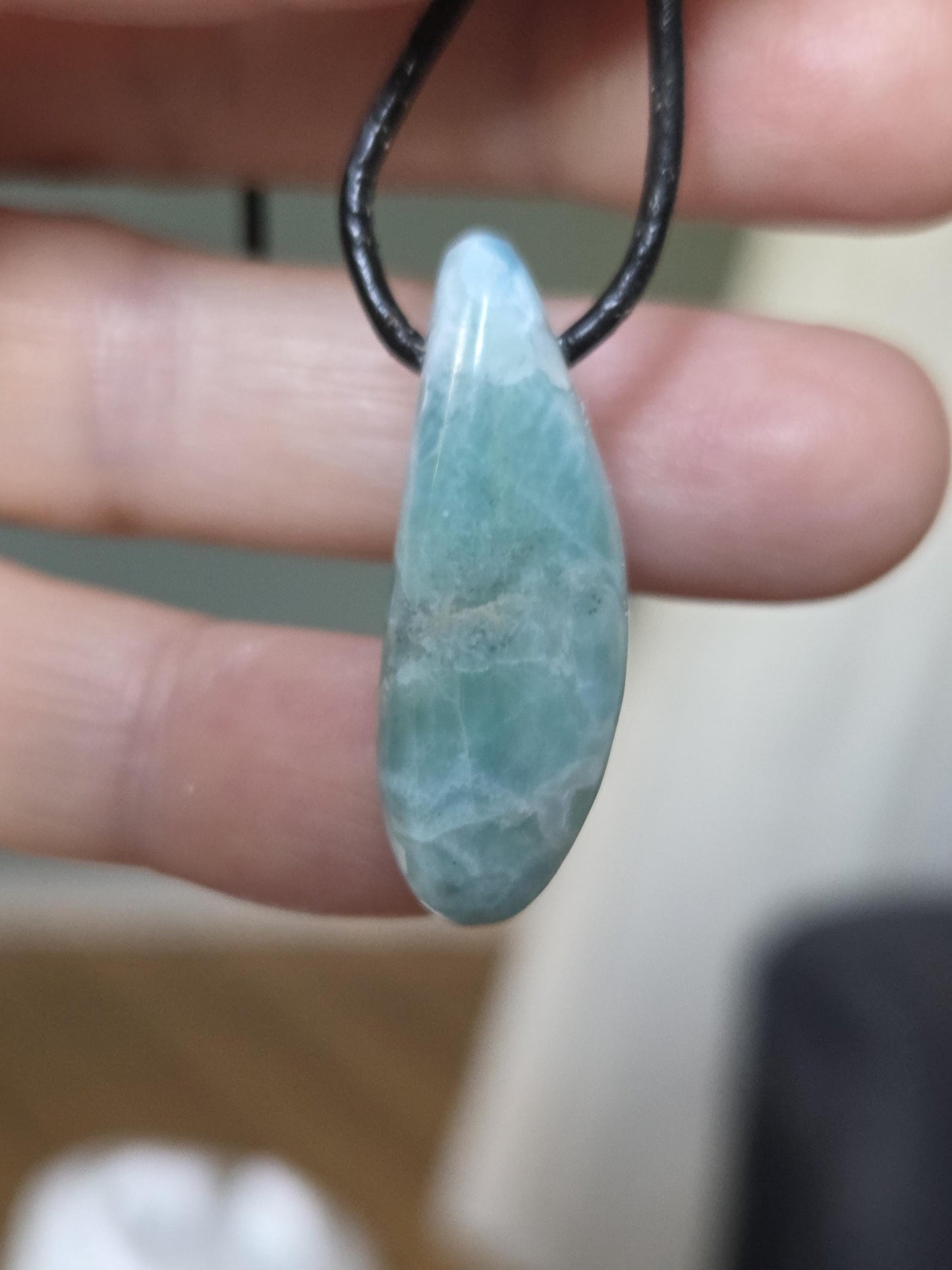 Kleiner zierlicher Larimar, Atlantis Stein Anhänger, 33 x 12 x 7 mm, gebohrt, Larimar Anhänger, gebohrt, an verstellbarem Lederband