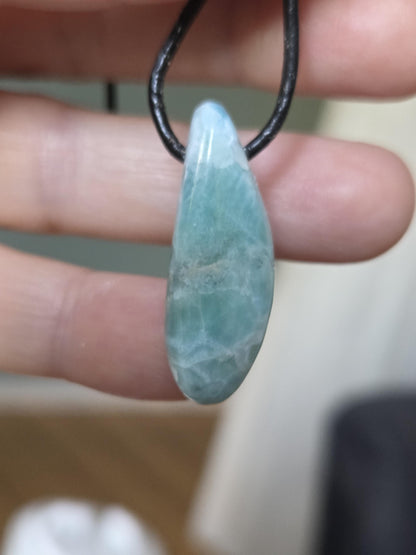 Kleiner zierlicher Larimar, Atlantis Stein Anhänger, 33 x 12 x 7 mm, gebohrt, Larimar Anhänger, gebohrt, an verstellbarem Lederband