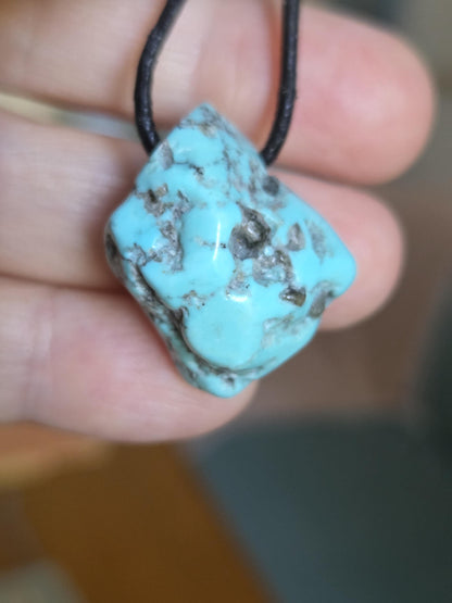 Arizona Türkis großer Nugget Anhänger, 27 x 25 x 15 mm, gebohrt, an verstellbarem Lederband