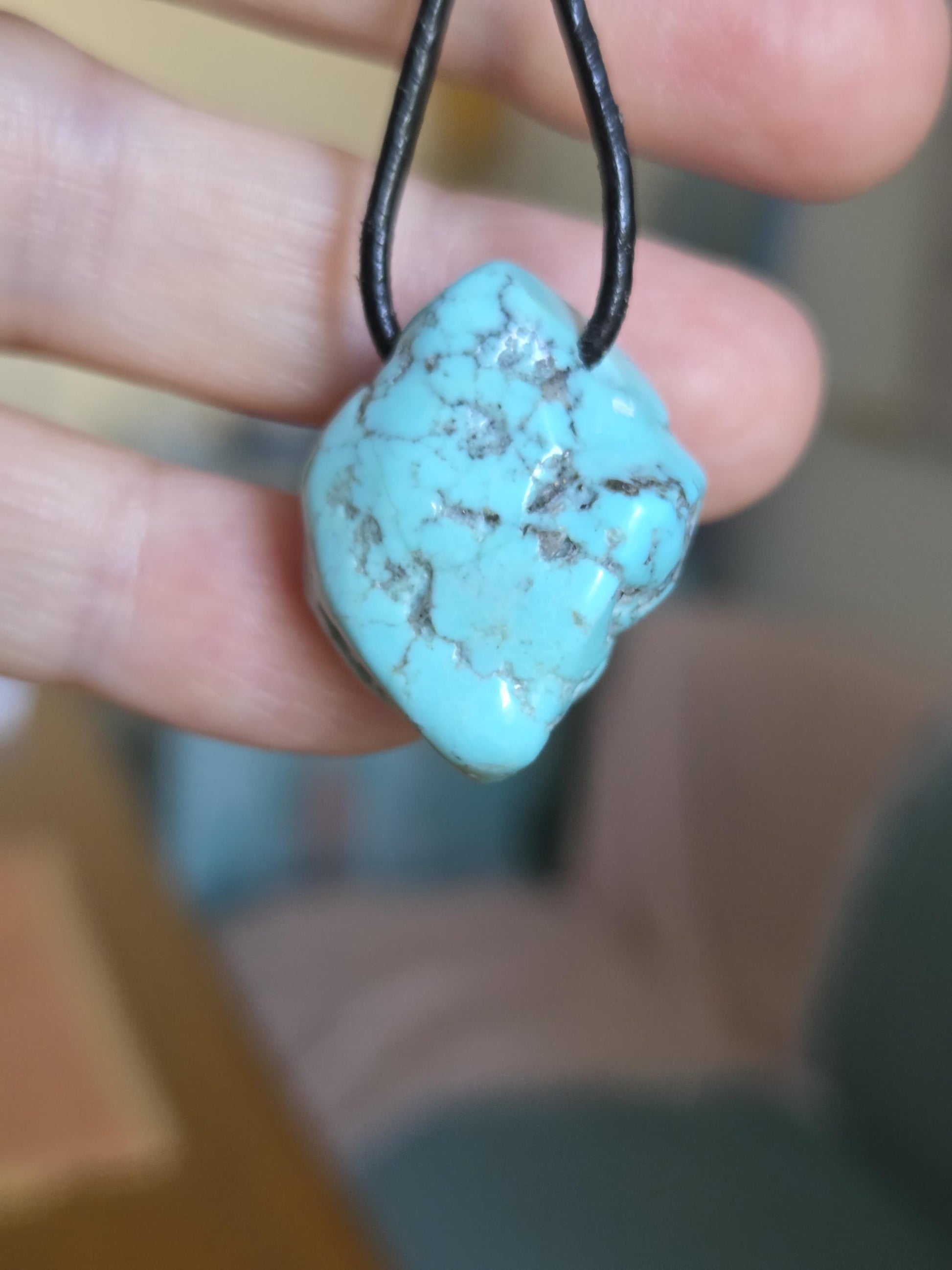 Arizona Türkis großer Nugget Anhänger, 27 x 25 x 15 mm, gebohrt, an verstellbarem Lederband