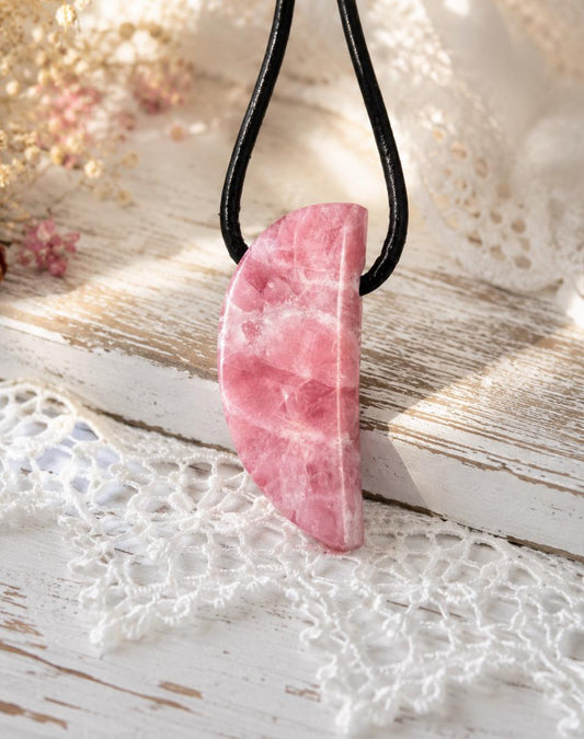 Kleiner feiner Rhodochrosit Anhänger, 27 x 12 x 8 mm, gebohrt, an verstellbarem Lederband, minimalistisch, filigran, Herzchakra, Unikat