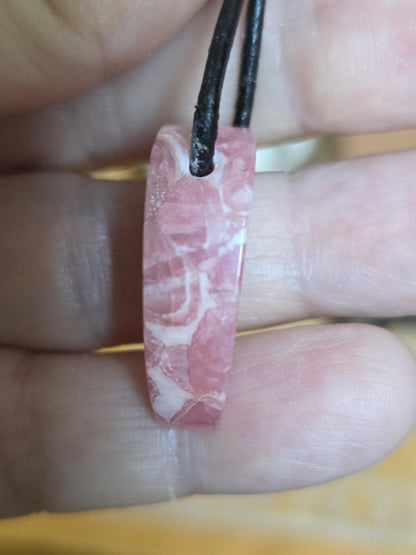 Kleiner feiner Rhodochrosit Anhänger, 27 x 12 x 8 mm, gebohrt, an verstellbarem Lederband, minimalistisch, filigran, Herzchakra, Unikat