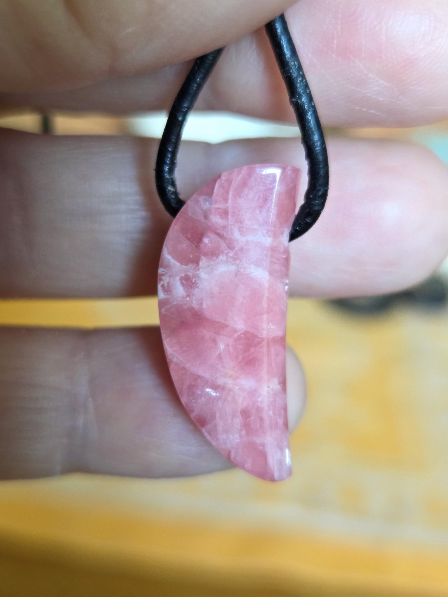 Kleiner feiner Rhodochrosit Anhänger, 27 x 12 x 8 mm, gebohrt, an verstellbarem Lederband, minimalistisch, filigran, Herzchakra, Unikat