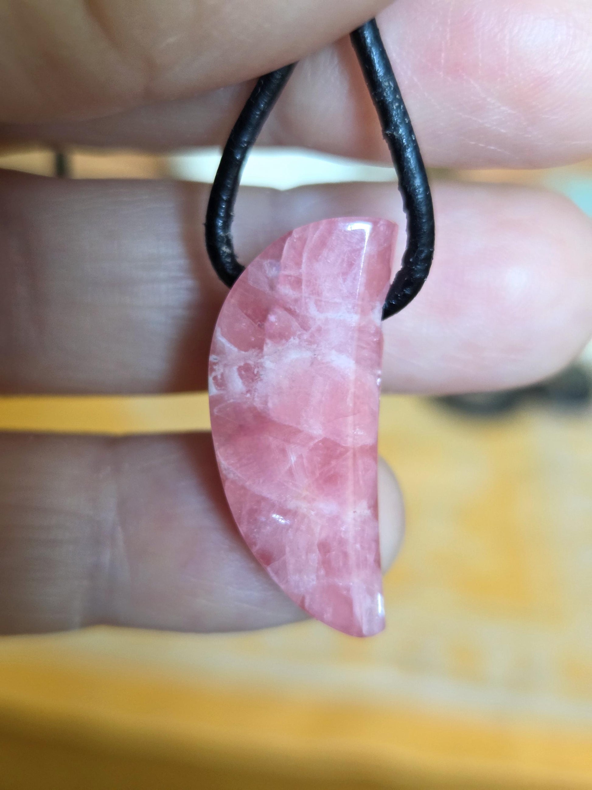 Kleiner feiner Rhodochrosit Anhänger, 27 x 12 x 8 mm, gebohrt, an verstellbarem Lederband, minimalistisch, filigran, Herzchakra, Unikat
