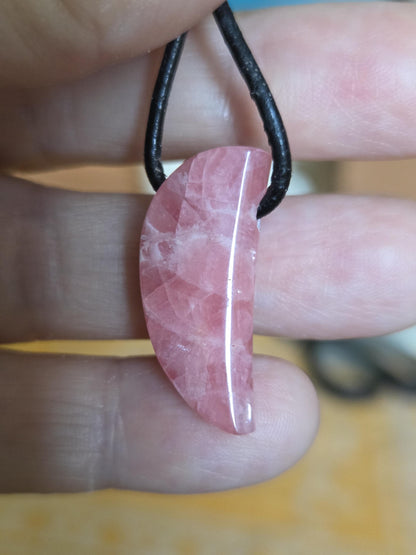 Kleiner feiner Rhodochrosit Anhänger, 27 x 12 x 8 mm, gebohrt, an verstellbarem Lederband, minimalistisch, filigran, Herzchakra, Unikat